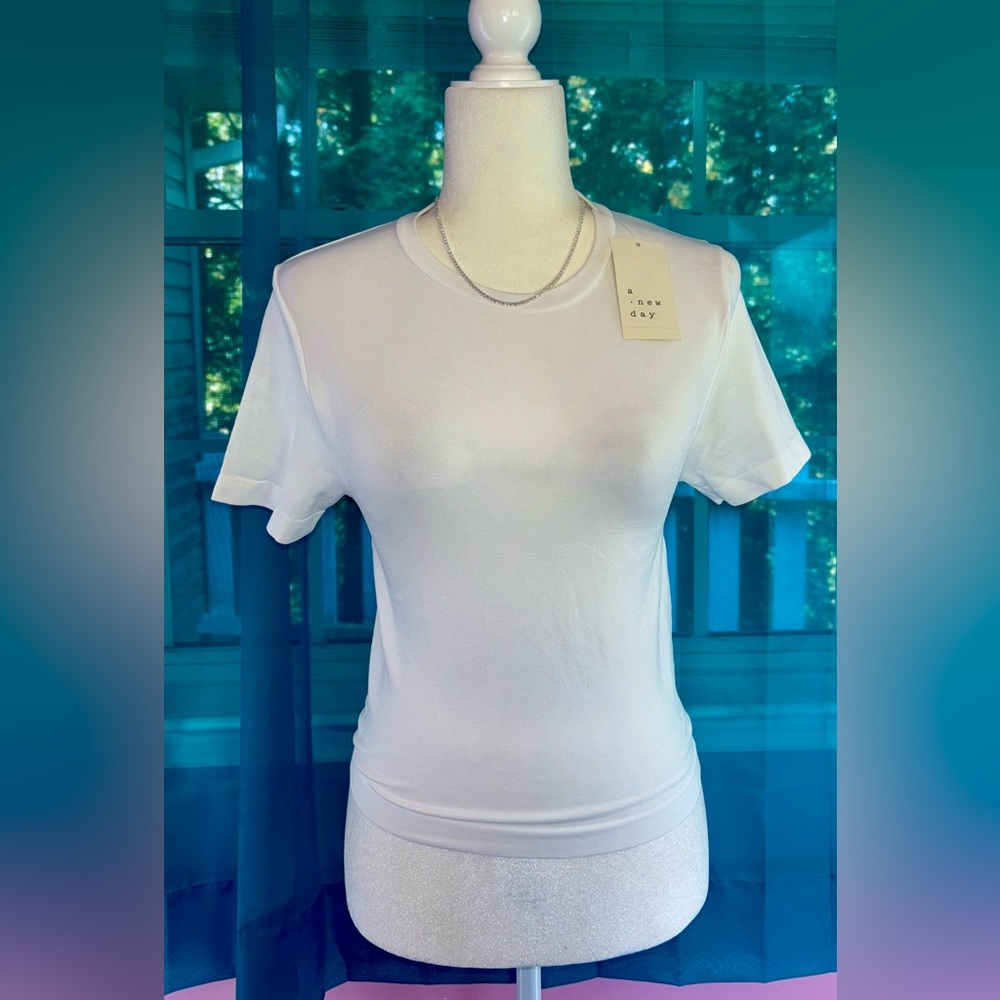 a new day Classic White Short Sleeve Stretch Tee NWT Size M Layering Basics